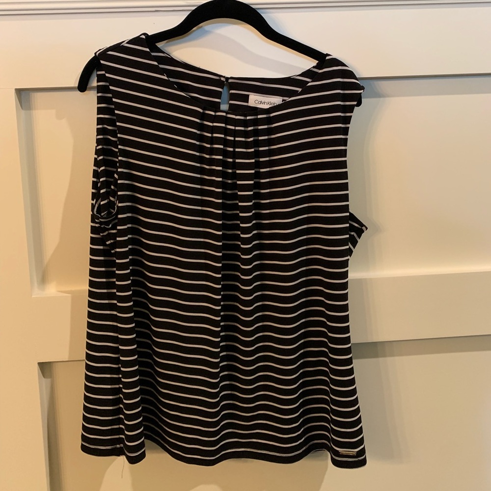 Calvin Klein B/W Scoop-Necked Sleeveless Blouse XL